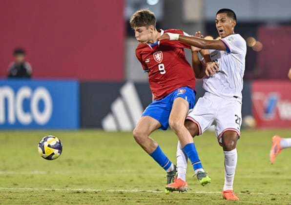 Czechia v USA : Group I - FIFA U-17 World Cup Qatar 2025 Enrique Martinez of the United States and V’t Skrkon Of Czechia in action during the FIFA U-17 World Cup Qatar 2025 Group I match between Czechia v USA in Doha, Qatar, on November 11, 2025. DOHA Qatar Copyright: xNOUSHADxTHEKKAYILx
