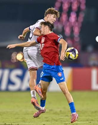 Czechia v USA : Group I - FIFA U-17 World Cup Qatar 2025 Cooper Sanchez of the United States and Jan Jakub Janega Of Czechia in action during the FIFA U-17 World Cup Qatar 2025 Group I match between Czechia v USA in Doha, Qatar, on November 11, 2025. DOHA Qatar Copyright: xNOUSHADxTHEKKAYILx