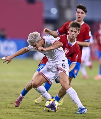 Czechia v USA : Group I - FIFA U-17 World Cup Qatar 2025 Cavan Sullivan of the United States and Jan Jakub Janega Of Czechia in action during the FIFA U-17 World Cup Qatar 2025 Group I match between Czechia v USA in Doha, Qatar, on November 11, 2025. DOHA Qatar Copyright: xNOUSHADxTHEKKAYILx