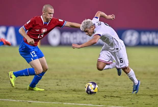 Czechia v USA : Group I - FIFA U-17 World Cup Qatar 2025 Cavan Sullivan of the United States and Sebastian Pech Of Czechia in action during the FIFA U-17 World Cup Qatar 2025 Group I match between Czechia v USA in Doha, Qatar, on November 11, 2025. DOHA Qatar Copyright: xNOUSHADxTHEKKAYILx