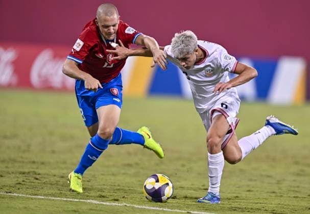Czechia v USA : Group I - FIFA U-17 World Cup Qatar 2025 Cavan Sullivan of the United States and Sebastian Pech Of Czechia in action during the FIFA U-17 World Cup Qatar 2025 Group I match between Czechia v USA in Doha, Qatar, on November 11, 2025. DOHA Qatar Copyright: xNOUSHADxTHEKKAYILx