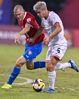 Czechia v USA : Group I - FIFA U-17 World Cup Qatar 2025 Cavan Sullivan of the United States and Sebastian Pech Of Czechia in action during the FIFA U-17 World Cup Qatar 2025 Group I match between Czechia v USA in Doha, Qatar, on November 11, 2025. DOHA Qatar Copyright: xNOUSHADxTHEKKAYILx