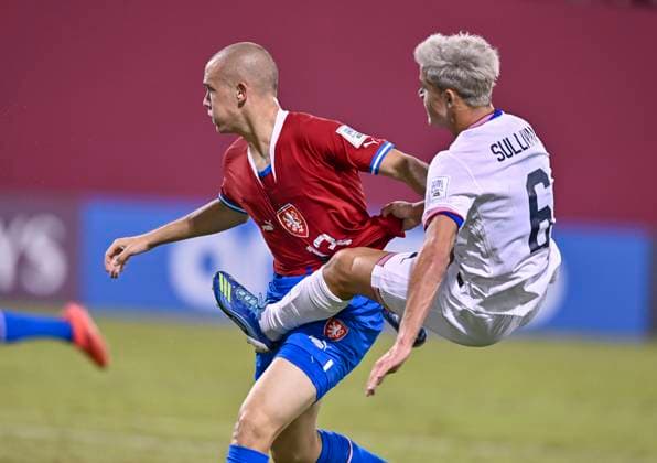 Czechia v USA : Group I - FIFA U-17 World Cup Qatar 2025 Cavan Sullivan of the United States and Sebastian Pech Of Czechia in action during the FIFA U-17 World Cup Qatar 2025 Group I match between Czechia v USA in Doha, Qatar, on November 11, 2025. DOHA Qatar Copyright: xNOUSHADxTHEKKAYILx