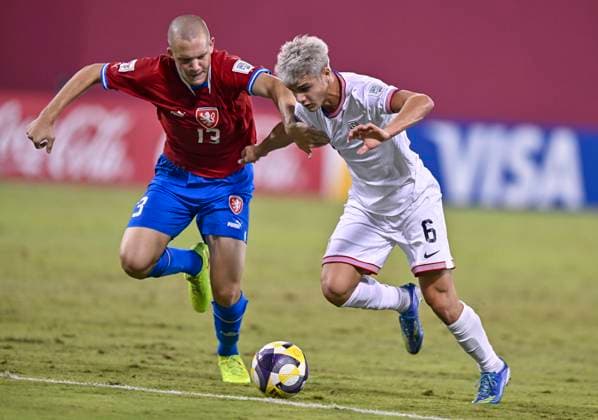 Czechia v USA : Group I - FIFA U-17 World Cup Qatar 2025 Cavan Sullivan of the United States and Sebastian Pech Of Czechia in action during the FIFA U-17 World Cup Qatar 2025 Group I match between Czechia v USA in Doha, Qatar, on November 11, 2025. DOHA Qatar Copyright: xNOUSHADxTHEKKAYILx