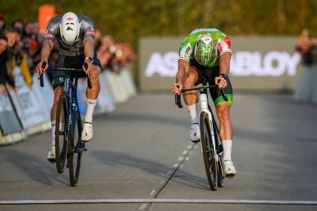 Belgian Laurens Sweeck sprints to win on the finish line ahead of Belgian Niels Vandeputte (L) at the men s elite race at the Jaarmarktcross cyclocross cycling event in Niel, race 3 8 of the Superprestige competition, on Tuesday 11 November 2025. DAVIDxPINTENS  x140906657x