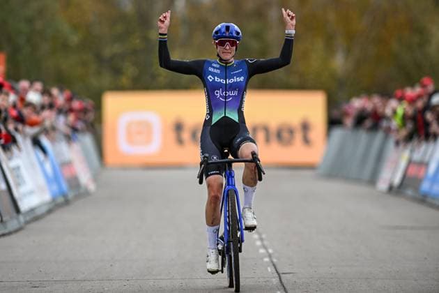 Dutch Lucinda Brand celebrates as she crosses the finish line to win the women s elite race at the Jaarmarktcross cyclocross cycling event in Niel, race 3 8 of the Superprestige competition, on Tuesday 11 November 2025. DAVIDxPINTENS  x140907240x