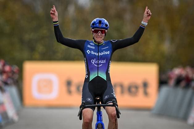 Dutch Lucinda Brand celebrates as she crosses the finish line to win the women s elite race at the Jaarmarktcross cyclocross cycling event in Niel, race 3 8 of the Superprestige competition, on Tuesday 11 November 2025. DAVIDxPINTENS  x140907260x