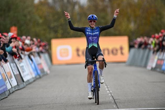 Dutch Lucinda Brand celebrates as she crosses the finish line to win the women s elite race at the Jaarmarktcross cyclocross cycling event in Niel, race 3 8 of the Superprestige competition, on Tuesday 11 November 2025. DAVIDxPINTENS  x140907280x