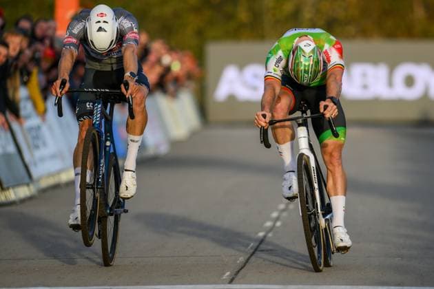Belgian Niels Vandeputte and Belgian Laurens Sweeck pictured in action during the men s elite race at the Jaarmarktcross cyclocross cycling event in Niel, race 3 8 of the Superprestige competition, on Tuesday 11 November 2025. DAVIDxPINTENS  x140907290x