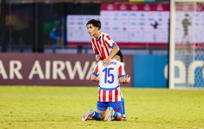 2025 FIFA Under 17 World Cup Group J, Aspire Zone Pitch 5, Doha, Qatar 11 11 2025 Republic of Ireland vs Paraguay A view of the Paraguay team dejected after the game A view of the Paraguay team dejected after the game 11 11 2025  Copyright: x INPHOx 2828