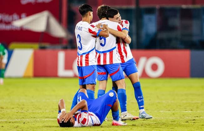2025 FIFA Under 17 World Cup Group J, Aspire Zone Pitch 5, Doha, Qatar 11 11 2025 Republic of Ireland vs Paraguay A view of the Paraguay team dejected after the game A view of the Paraguay team dejected after the game 11 11 2025  Copyright: x INPHOx 2836