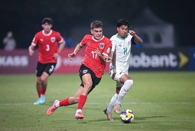 Football, Junior U 17 World Cup 2025 Doha Qatar Preliminary round 11 11 2025 Group L New Zealand Austria Filip Aleksic left, Austria against Matias Nunez right, New Zealand