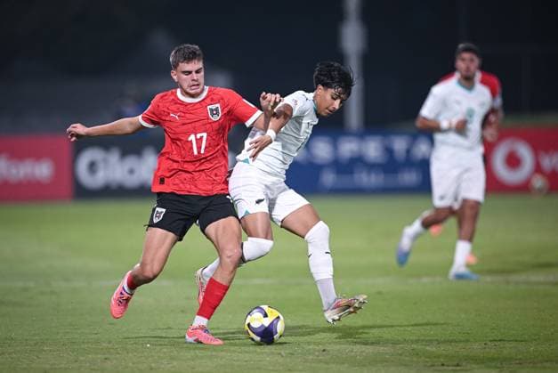 Football, Junior U 17 World Cup 2025 Doha Qatar Preliminary round 11 11 2025 Group L New Zealand Austria Filip Aleksic left, Austria against Matias Nunez right, New Zealand
