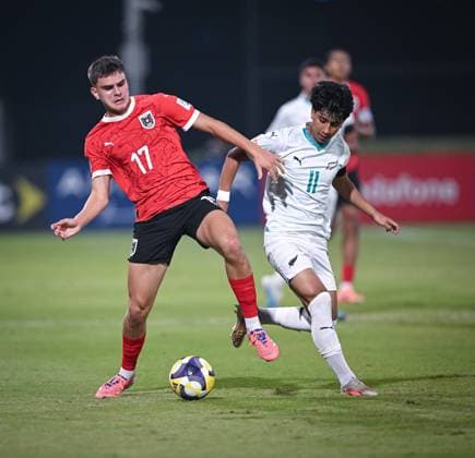 Football, Junior U 17 World Cup 2025 Doha Qatar Preliminary round 11 11 2025 Group L New Zealand Austria Filip Aleksic left, Austria against Matias Nunez right, New Zealand