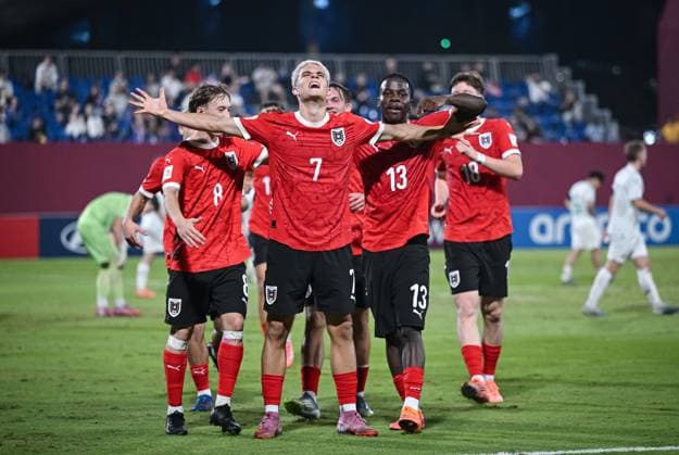 Football, Juniors U 17 World Cup 2025 Doha Qatar Preliminary round 11 11 2025 Group L New Zealand Austria TEAM CELEBRATION Austria Jakob Werner, goal scorer to 0 1 Nicolas Jozepovic and Kenny Nzogang from left