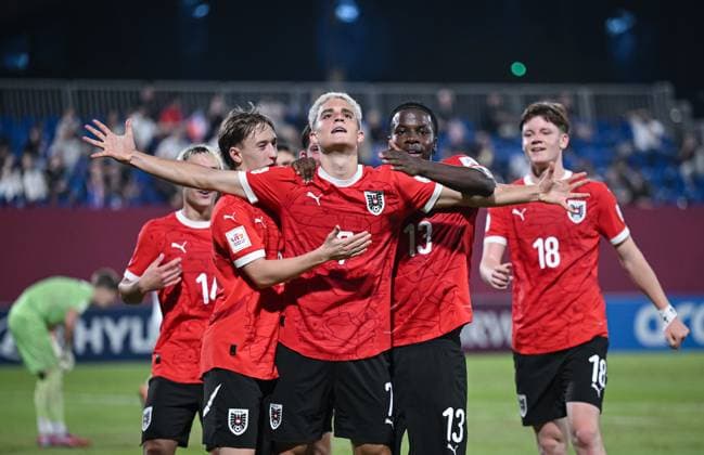 Football, Juniors U 17 World Cup 2025 Doha Qatar Preliminary round 11 11 2025 Group L New Zealand Austria TEAM CELEBRATION Austria Jakob Werner, goal scorer to 0 1 Nicolas Jozepovic, Kenny Nzogang and Luca Weinhandl from left
