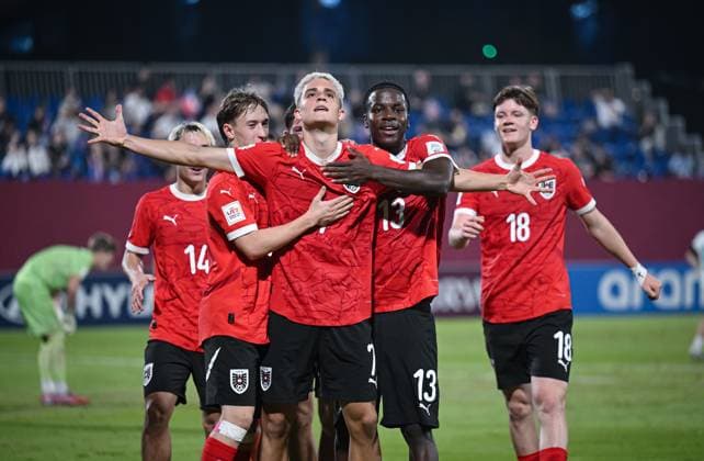Football, Juniors U 17 World Cup 2025 Doha Qatar Preliminary round 11 11 2025 Group L New Zealand Austria TEAM CELEBRATION Austria Jakob Werner, goal scorer to 0 1 Nicolas Jozepovic, Kenny Nzogang and Luca Weinhandl from left