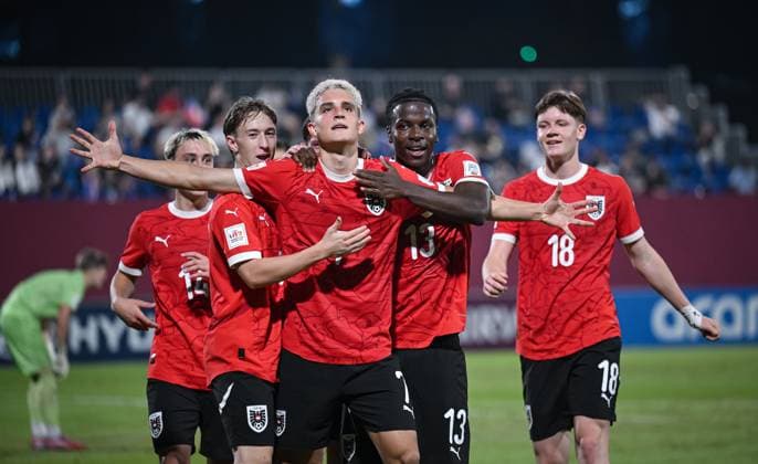 Fussball, Junioren U 17 WM 2025 Doha Katar Vorrunde 11.11.2025 Gruppe L Neuseeland - Oesterreich TEAMJUBEL Oesterreich; Jakob Werner, Torschuetze zum 0-1 Nicolas Jozepovic, Kenny Nzogang und Luca Weinhandl (v.li.) *** Football, Juniors U 17 World Cup 2025 Doha Qatar Preliminary round 11 11 2025 Group L New Zealand Austria TEAM CELEBRATION Austria Jakob Werner, goal scorer to 0 1 Nicolas Jozepovic, Kenny Nzogang and Luca Weinhandl from left