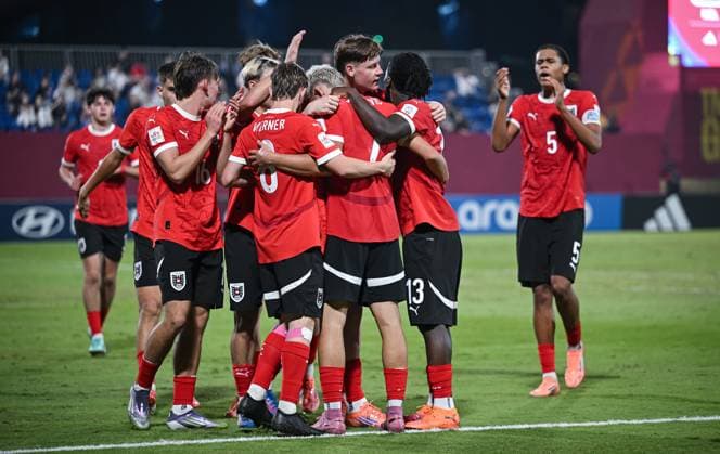 Football, Junior U 17 World Cup 2025 Doha Qatar Preliminary Round 11 11 2025 Group L New Zealand Austria TEAM CELEBRATION Austria Julian Halmich, Jakob Werner, goal scorer to 0 1 Nicolas Jozepovic, Luca Weinhandl, Kenny Nzogang and Ifeany Ndukwe from left to right