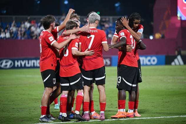 Football, Juniors U 17 World Cup 2025 Doha Qatar Preliminary round 11 11 2025 Group L New Zealand Austria TEAM CELEBRATION Austria Julian Halmich, Jakob Werner, goal scorer to 0 1 Nicolas Jozepovic, Kenny Nzogang and Ifeany Ndukwe from left to right