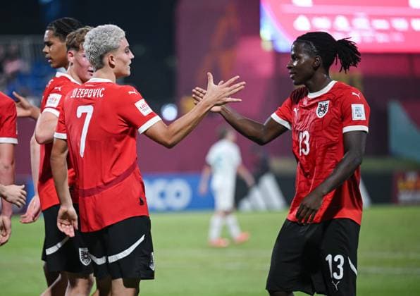 Football, Junior U 17 World Cup 2025 Doha Qatar Preliminary round 11 11 2025 Group L New Zealand Austria CHEERS Austria Goalscorer 0 1 Nicolas Jozepovic left claps Kenny Nzogang right