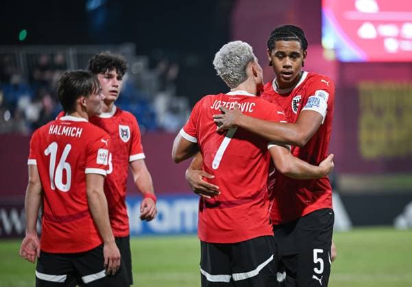 Football, Junior U 17 World Cup 2025 Doha Qatar Preliminary round 11 11 2025 Group L New Zealand Austria CHEERS Austria Goalscorer 0 1 Nicolas Jozepovic 2 v re hugs Ifeany Ndukwe re