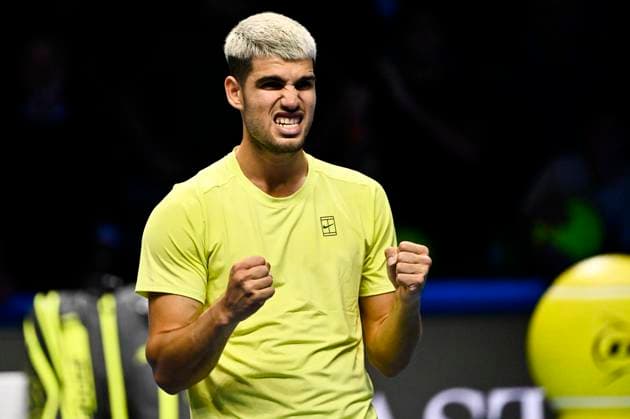 November 11, 2025: Carlos Alcaraz of Spain plays a backhand against Taylor Fritz of the United States during their Men s Single s Nitto ATP, Tennis Herren match during day three of the Nitto ATP Finals at Inalpi Arena on November 11, 2025 in Turin, Italy. - ZUMAg210 20251111_abp_g210_038 Copyright: xStefanoxGuidix