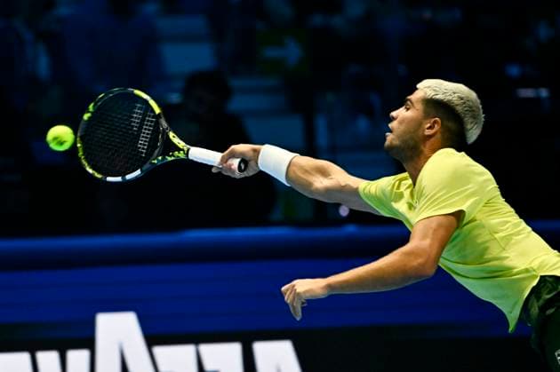 November 11, 2025: Carlos Alcaraz of Spain plays a backhand against Taylor Fritz of the United States during their Men s Single s Nitto ATP, Tennis Herren match during day three of the Nitto ATP Finals at Inalpi Arena on November 11, 2025 in Turin, Italy. - ZUMAg210 20251111_abp_g210_066 Copyright: xStefanoxGuidix