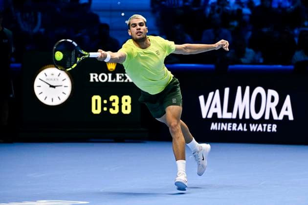 November 11, 2025: Carlos Alcaraz of Spain plays a backhand against Taylor Fritz of the United States during their Men s Single s Nitto ATP, Tennis Herren match during day three of the Nitto ATP Finals at Inalpi Arena on November 11, 2025 in Turin, Italy. - ZUMAg210 20251111_abp_g210_073 Copyright: xStefanoxGuidix