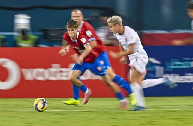 Czechia v USA : Group I - FIFA U-17 World Cup Qatar 2025 Cavan Sullivan (R) of the United States and Jan Jakub Janega of Czechia in action during the FIFA U-17 World Cup Qatar 2025 Group I match between Czechia v USA in Doha, Qatar, on November 11, 2025. DOHA Qatar Copyright: xNOUSHADxTHEKKAYILx