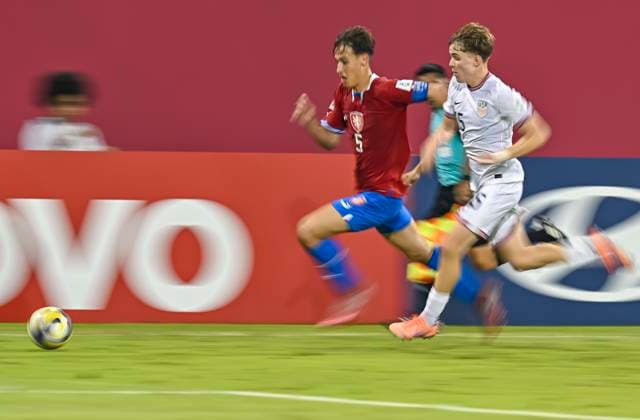 Czechia v USA : Group I - FIFA U-17 World Cup Qatar 2025 Cooper Sanchez (R) of the United States and Martin Kovar Of Czechia in action during the FIFA U-17 World Cup Qatar 2025 Group I match between Czechia v USA in Doha, Qatar, on November 11, 2025. DOHA Qatar Copyright: xNOUSHADxTHEKKAYILx
