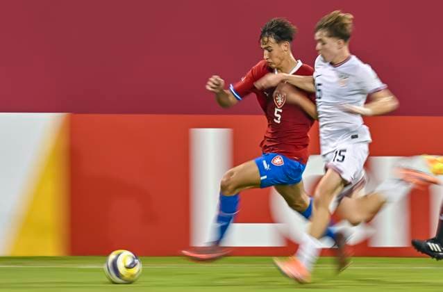 Czechia v USA : Group I - FIFA U-17 World Cup Qatar 2025 Cooper Sanchez (R) of the United States and Martin Kovar Of Czechia in action during the FIFA U-17 World Cup Qatar 2025 Group I match between Czechia v USA in Doha, Qatar, on November 11, 2025. DOHA Qatar Copyright: xNOUSHADxTHEKKAYILx