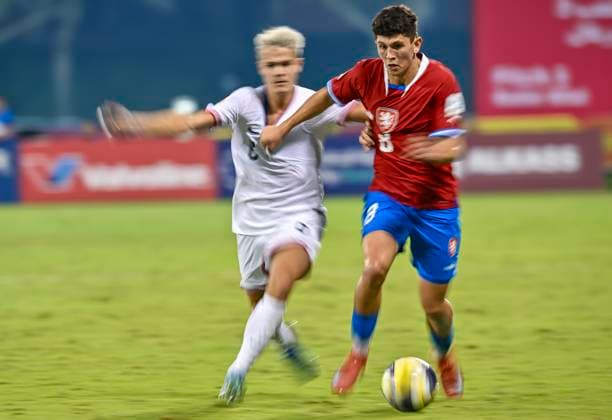 Czechia v USA : Group I - FIFA U-17 World Cup Qatar 2025 Cavan Sullivan (L) of the United States and Lukas Vanek Of Czechia in action during the FIFA U-17 World Cup Qatar 2025 Group I match between Czechia v USA in Doha, Qatar, on November 11, 2025. DOHA Qatar Copyright: xNOUSHADxTHEKKAYILx