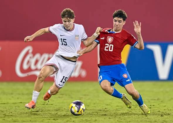 Czechia v USA : Group I - FIFA U-17 World Cup Qatar 2025 Cooper Sanchez (L) of the United States and Martin Palascak Of Czechia in action during the FIFA U-17 World Cup Qatar 2025 Group I match between Czechia v USA in Doha, Qatar, on November 11, 2025. DOHA Qatar Copyright: xNOUSHADxTHEKKAYILx