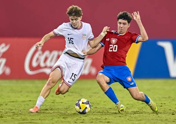 Czechia v USA : Group I - FIFA U-17 World Cup Qatar 2025 Cooper Sanchez (L) of the United States and Martin Palascak Of Czechia in action during the FIFA U-17 World Cup Qatar 2025 Group I match between Czechia v USA in Doha, Qatar, on November 11, 2025. DOHA Qatar Copyright: xNOUSHADxTHEKKAYILx