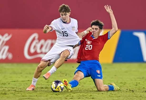 Czechia v USA : Group I - FIFA U-17 World Cup Qatar 2025 Cooper Sanchez (L) of the United States and Martin Palascak Of Czechia in action during the FIFA U-17 World Cup Qatar 2025 Group I match between Czechia v USA in Doha, Qatar, on November 11, 2025. DOHA Qatar Copyright: xNOUSHADxTHEKKAYILx