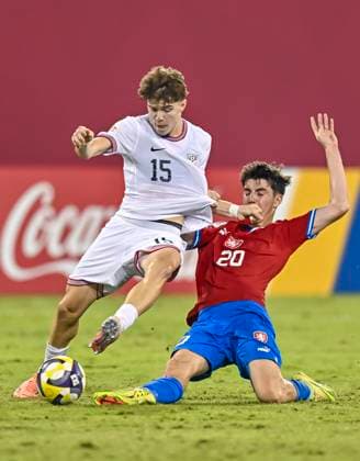 Czechia v USA : Group I - FIFA U-17 World Cup Qatar 2025 Cooper Sanchez (L) of the United States and Martin Palascak Of Czechia in action during the FIFA U-17 World Cup Qatar 2025 Group I match between Czechia v USA in Doha, Qatar, on November 11, 2025. DOHA Qatar Copyright: xNOUSHADxTHEKKAYILx