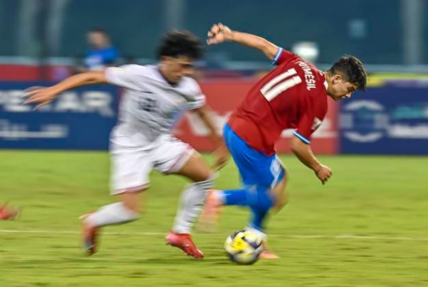 Czechia v USA : Group I - FIFA U-17 World Cup Qatar 2025 Cooper Sanchez (L) of the United States and Petr Potmsil Of Czechia in action during the FIFA U-17 World Cup Qatar 2025 Group I match between Czechia v USA in Doha, Qatar, on November 11, 2025. DOHA Qatar Copyright: xNOUSHADxTHEKKAYILx
