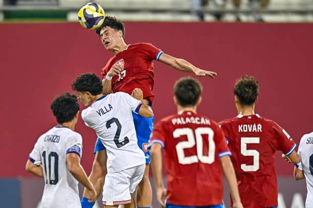 Czechia v USA : Group I - FIFA U-17 World Cup Qatar 2025 Juan Villa (2-L) of the United States and Adam Novak Of Czechia in action during the FIFA U-17 World Cup Qatar 2025 Group I match between Czechia v USA in Doha, Qatar, on November 11, 2025. DOHA Qatar Copyright: xNOUSHADxTHEKKAYILx