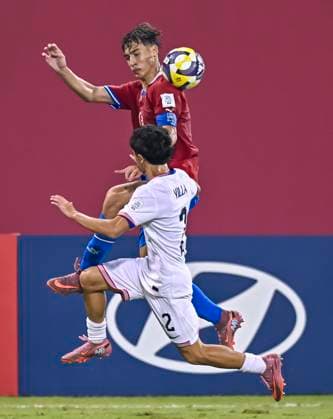 Czechia v USA : Group I - FIFA U-17 World Cup Qatar 2025 Juan Villa of the United States and Martin Kovar Of Czechia in action during the FIFA U-17 World Cup Qatar 2025 Group I match between Czechia v USA in Doha, Qatar, on November 11, 2025. DOHA Qatar Copyright: xNOUSHADxTHEKKAYILx