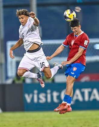 Czechia v USA : Group I - FIFA U-17 World Cup Qatar 2025 Julian Hall of the United States and Milan Hendericks Of Czechia in action during the FIFA U-17 World Cup Qatar 2025 Group I match between Czechia v USA in Doha, Qatar, on November 11, 2025. DOHA Qatar Copyright: xNOUSHADxTHEKKAYILx