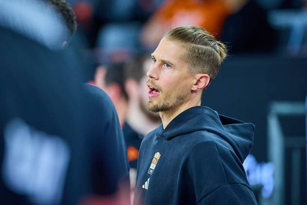 Portrait, Portraet, Freisteller von Thomas Klepeisz ratiopharm ulm, 22 , injured before the start of the match GER, ratiopharm ulm vs Cosea JL Bourg en Bresse, Basketball, Matchday 7, BKT EuroCup, Season 2025 2026, 11 11 2025 GER, ratiopharm ulm vs Cosea JL Bourg en Bresse, Basketball, Matchday 7, BKT EuroCup, Season 2025 2026, 11 11 2025 Neu Ulm Copyright: xEibner-Pressefoto GeraldxOelze-dexStoppanyx EP_ODS
