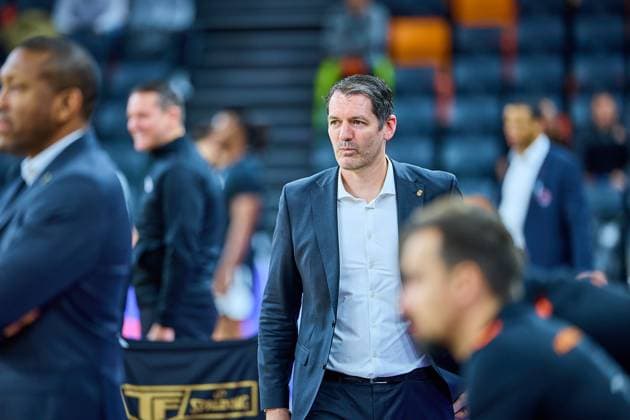 Portrait, Portraet, Freisteller von Ty Harrelson ratiopharm ulm, Head Coach , pensive before the start of the game GER, ratiopharm ulm vs Cosea JL Bourg en Bresse, Basketball, Matchday 7, BKT EuroCup, Season 2025 2026, 11 11 2025 GER, ratiopharm ulm vs Cosea JL Bourg en Bresse, Basketball, Matchday 7, BKT EuroCup, Season 2025 2026, 11 11 2025 Neu Ulm Copyright: xEibner-Pressefoto GeraldxOelze-dexStoppanyx EP_ODS