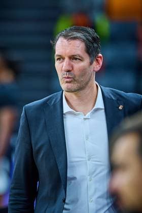 Portrait, Portraet, Freisteller von Ty Harrelson ratiopharm ulm, Head Coach , nachdenkich, vor Spielbeginn GER, ratiopharm ulm vs Cosea JL Bourg en Bresse, Basketball, 7 Spieltag, BKT EuroCup, Spielzeit 2025 2026, 11 11 2025 GER, ratiopharm ulm vs Cosea JL Bourg en Bresse, Basketball, 7 Spieltag, BKT EuroCup, Spielzeit 2025 2026, 11 11 2025 Neu Ulm Copyright: xEibner-Pressefoto GeraldxOelze-dexStoppanyx EP_ODS