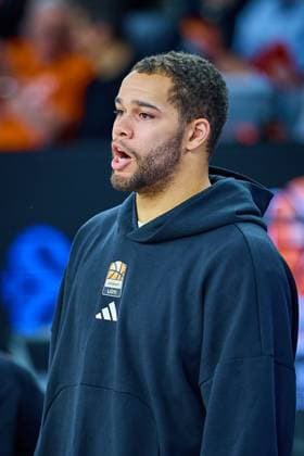 Portrait, Portraet, Freisteller von Christopher Ledlum ratiopharm ulm, 04 , verletzt vor Spielbeginn GER, ratiopharm ulm vs Cosea JL Bourg en Bresse, Basketball, 7 Spieltag, BKT EuroCup, Spielzeit 2025 2026, 11 11 2025 GER, ratiopharm ulm vs Cosea JL Bourg en Bresse, Basketball, 7 Spieltag, BKT EuroCup, Spielzeit 2025 2026, 11 11 2025 Neu Ulm Copyright: xEibner-Pressefoto GeraldxOelze-dexStoppanyx EP_ODS