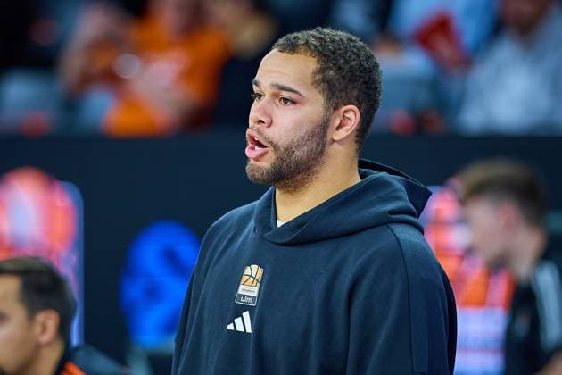 Portrait, Portraet, Freisteller von Christopher Ledlum ratiopharm ulm, 04 , verletzt vor Spielbeginn GER, ratiopharm ulm vs Cosea JL Bourg en Bresse, Basketball, 7 Spieltag, BKT EuroCup, Spielzeit 2025 2026, 11 11 2025 GER, ratiopharm ulm vs Cosea JL Bourg en Bresse, Basketball, 7 Spieltag, BKT EuroCup, Spielzeit 2025 2026, 11 11 2025 Neu Ulm Copyright: xEibner-Pressefoto GeraldxOelze-dexStoppanyx EP_ODS