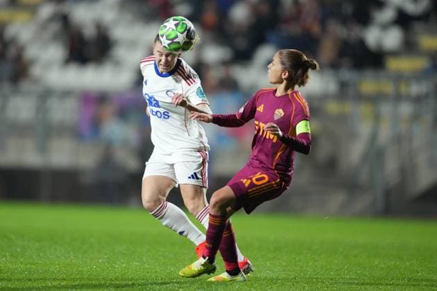 Valerenga s Stine Brekken AS Roma s Manuela Giugliano during the Uefa Women™s Champions League soccer match between Roma and Valerenga Football at the Rome s Tre Fontane stadium, Italy - Tuesday November 11, 2025 - Soccer ( Photo by Alfredo Falcone LaPresse )  Copyright: xAlfredoxFalcone LaPressex