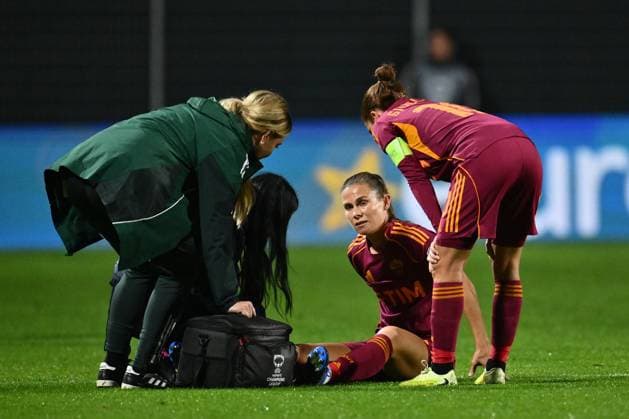 Injured Emilie Haavi of A.S. Roma Femminile fforced to leave the field of play during the Women s Champions League Matchday 3 between A.S. Roma and Valerenga Fotball Damer at the Tre Fontane Stadium on November 11, 2025 in Rome, Italy.  Copyright: xDomenicoxCippitelli IPAxSportx xipa-agency.netx xx IPA_67835597 IPA_Agency_IPA67835597