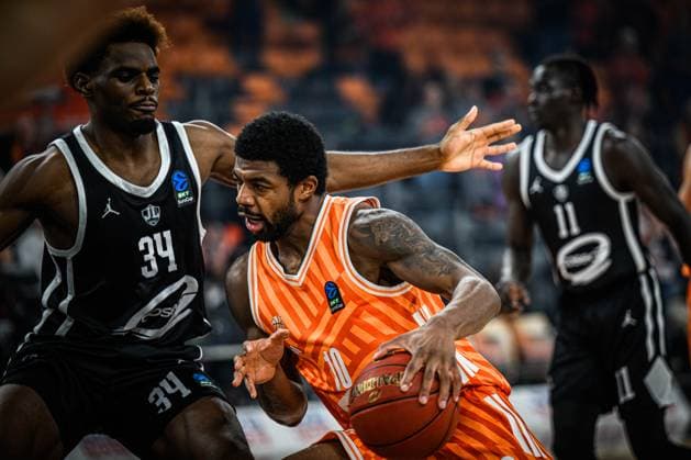 Malik Osborne (ratiopharm ulm) und Kevin Kokila (Cosea JL Bourg-en-Bresse) im Zweikampf waehrend des EuroCup spiels zwischen ratiopharm ulm v Cosea JL Bourg-en-Bresse in der ratiopharm Arena am 11. November 2025 in Neu-Ulm, Deutschland. (Foto von Harry Langer DeFodi Images) +++ Malik Osborne (ratiopharm ulm) und Kevin Kokila (Cosea JL Bourg-en-Bresse) battle for the ball during the EuroCup match between ratiopharm ulm v Cosea JL Bourg-en-Bresse at ratiopharm Arena on November 11, 2025 in Neu-Ulm, Germany. (Photo by Harry Langer DeFodi Images) (Photo by Harry Langer DeFodi Images) Malik Osborne ratiopharm ulm and Kevin Kokila Cosea JL Bourg en Bresse battle for the ball during the EuroCup match between ratiopharm ulm v Cosea JL Bourg en Bresse at ratiopharm Arena on November 11, 2025 in Neu Ulm, Germany, Germany Photo by Harry Langer DeFodi Images Malik Osborne ratiopharm ulm and Kevin Kokila Cosea JL Bourg en Bresse battle for the ball during the EuroCup match between ratiopharm ulm v Cosea JL Bourg en Bresse at ratiopharm Arena on November 11, 2025 in Neu Ulm, Germany Photo by Harry Langer DeFodi Images Photo by Harry Langer DeFodi Images