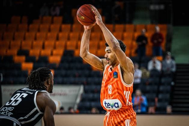 Adam Mokoka (Cosea JL Bourg-en-Bresse) und Mark Smith (ratiopharm ulm) im Zweikampf waehrend des EuroCup spiels zwischen ratiopharm ulm v Cosea JL Bourg-en-Bresse in der ratiopharm Arena am 11. November 2025 in Neu-Ulm, Deutschland. (Foto von Harry Langer DeFodi Images) +++ Adam Mokoka (Cosea JL Bourg-en-Bresse) und Mark Smith (ratiopharm ulm) battle for the ball during the EuroCup match between ratiopharm ulm v Cosea JL Bourg-en-Bresse at ratiopharm Arena on November 11, 2025 in Neu-Ulm, Germany. (Photo by Harry Langer DeFodi Images) (Photo by Harry Langer DeFodi Images) Adam Mokoka Cosea JL Bourg en Bresse and Mark Smith ratiopharm ulm battle for the ball during the EuroCup match between ratiopharm ulm v Cosea JL Bourg en Bresse at ratiopharm Arena on November 11, 2025 in Neu Ulm, Germany, Germany Photo by Harry Langer DeFodi Images Adam Mokoka Cosea JL Bourg en Bresse and Mark Smith ratiopharm ulm battle for the ball during the EuroCup match between ratiopharm ulm v Cosea JL Bourg en Bresse at ratiopharm Arena on November 11, 2025 in Neu Ulm, Germany Photo by Harry Langer DeFodi Images Photo by Harry Langer DeFodi Images